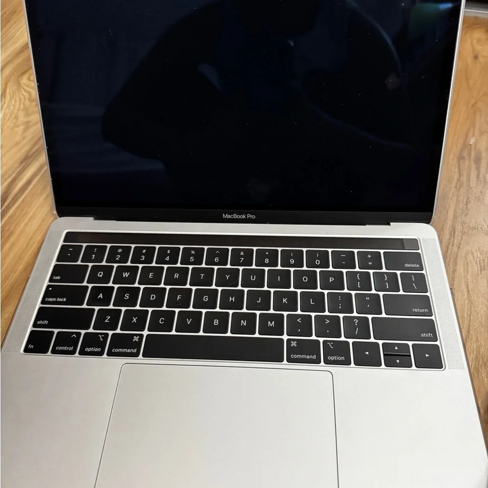2018 MacBook Pro Touchbar 512 GB SSD 8 GB ram